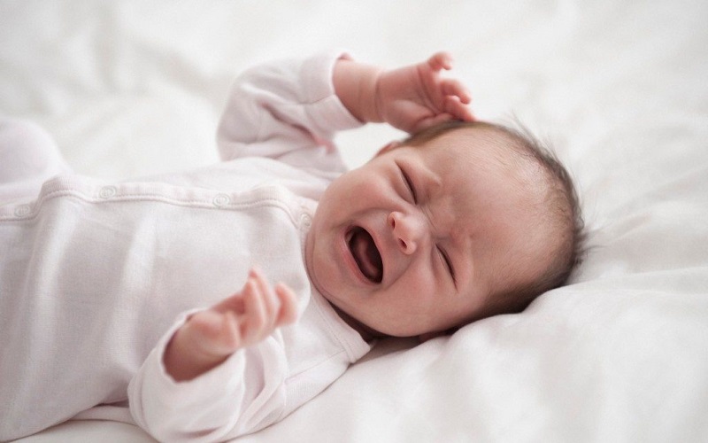 Trẻ sơ sinh hay vặn mình, gồng mình khi ngủ – Huggies