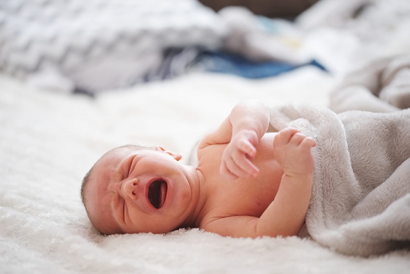 Trẻ sơ sinh hay vặn mình do nhiều nguyên nhân khác nhau 