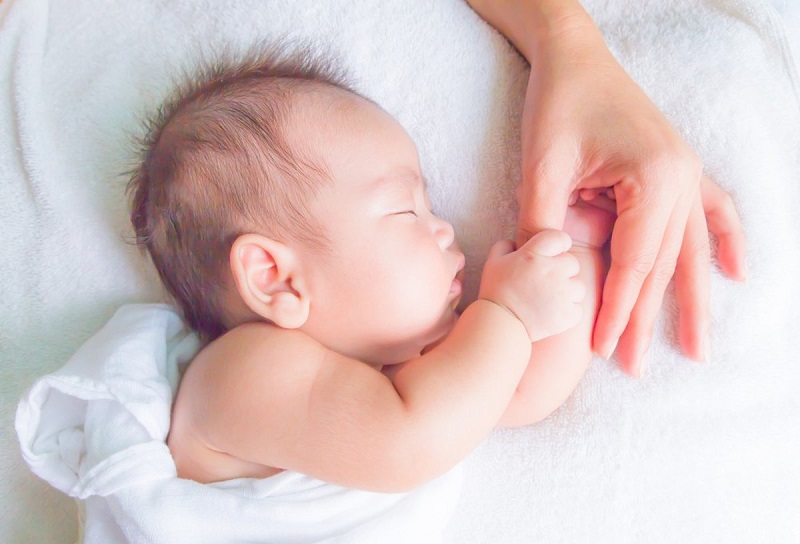 Trẻ sơ sinh hay vặn mình là biểu hiện sinh lý bình thường 