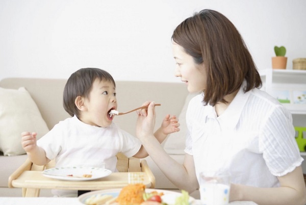 Chăm sóc trẻ suy dinh dưỡng mẹ nên tăng năng lượng và tăng chất dinh dưỡng cho trẻ