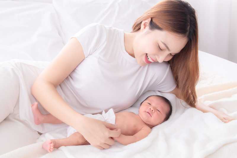 Trẻ sơ sinh nằm điều hoà an toàn bên cạnh mẹ