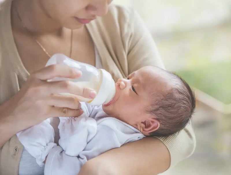 Trẻ sơ sinh dưới 6 tháng không nên uống nước, nên bú mẹ hoàn toàn