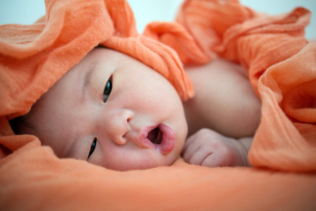 Cách chăm sóc trẻ sơ sinh từ 0-6 tháng tuổi | Huggies