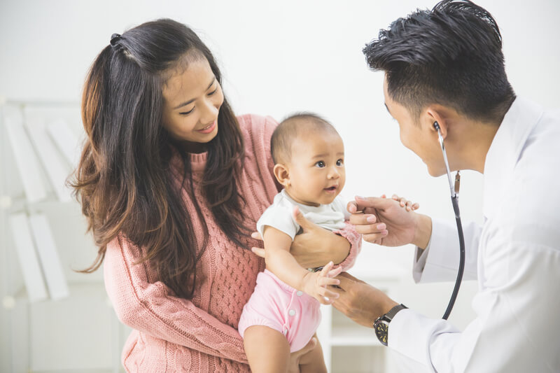 Có nên đưa trẻ đi bệnh viện khi trẻ đi ngoài phân xanh?
