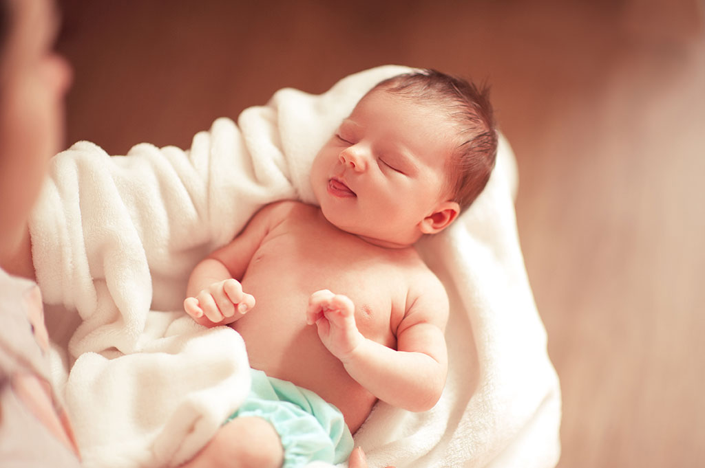 Cách chăm sóc trẻ sơ sinh mới chào đời | Huggies