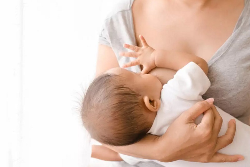 Mẹ nên cho con bú đúng cách hoàn toàn trong 6 tháng đầu