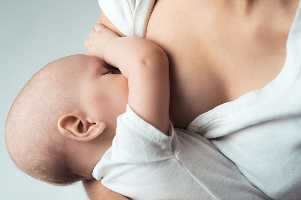 Cách cho bé bú sữa mẹ đúng cách - HUGGIES® Việt Nam