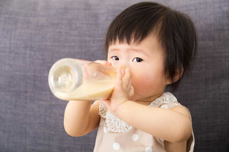 Cho trẻ bú bình khi cai sữa cho bé