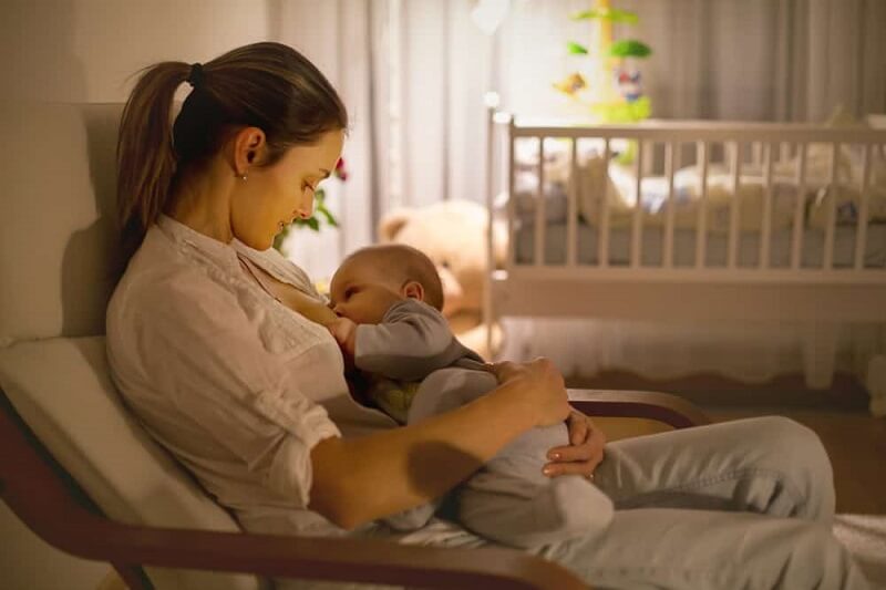 Tư thế cho bú đúng cách giúp mẹ và bé cảm thấy thoải mái hơn