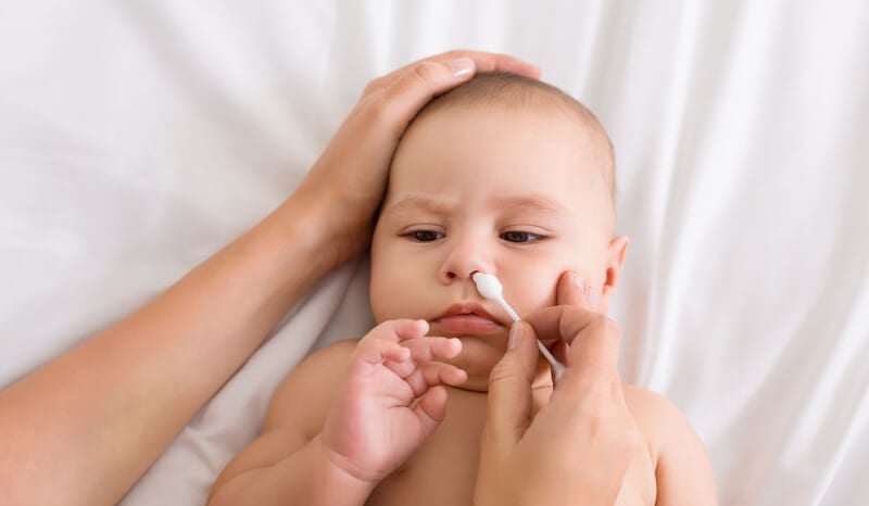 Hướng dẫn rửa mũi cho trẻ sơ sinh, hút mũi đúng cách | Huggies