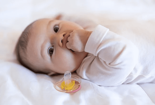 Trẻ 3 tháng tuổi: Phát triển, dinh dưỡng, vận động