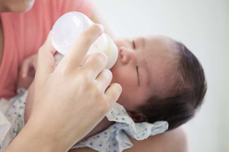 Các lưu ý khi cho bé bú bình sữa công thức