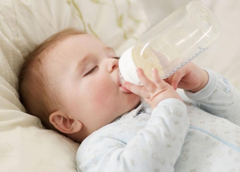 trẻ uống sữa công thức đi ngoài màu xanh
