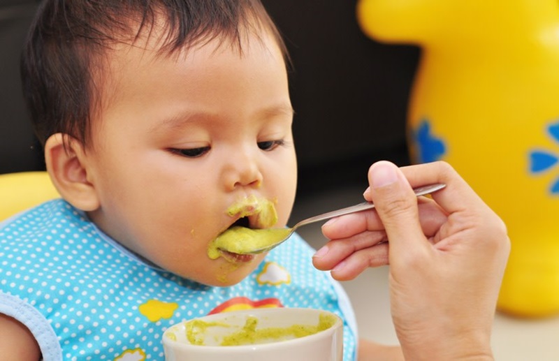 Chỉ nên cho bé ăn dặm từ tháng thứ 6 trở đi (Nguồn: Sưu tầm)