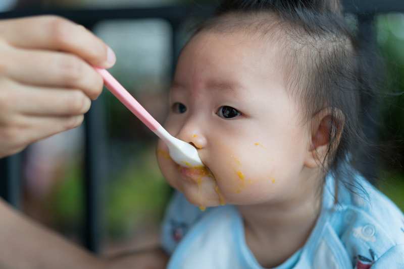 các mẹo tập cho bé ăn dặm 