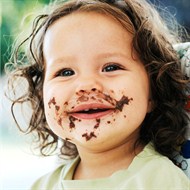 cho trẻ ăn chocolate