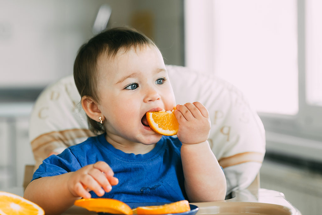 Bé 6 tháng tuổi ăn được trái cây gì? Hoa quả ăn dặm cho trẻ | Huggies