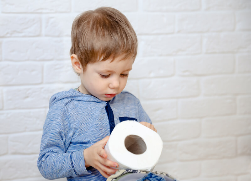 trẻ tập sử dụng giấy vệ sinh