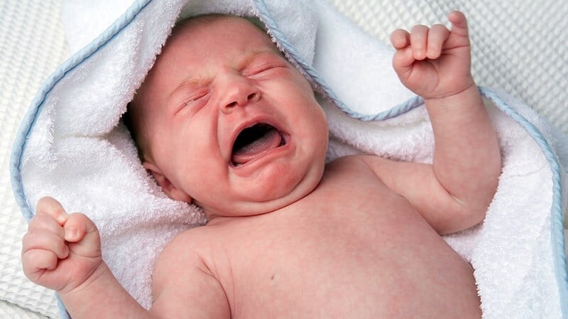 Đói bụng là một trong những nguyên nhân khiến trẻ khóc đêm
