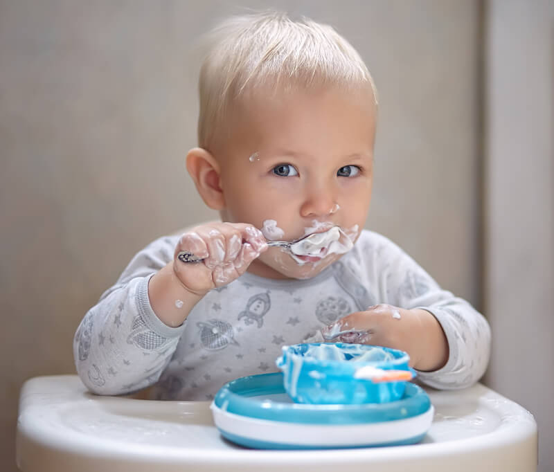 cho bé dưới 1 tuổi ăn sữa chua