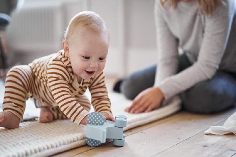 Mẹ hỗ trợ bé tập bò