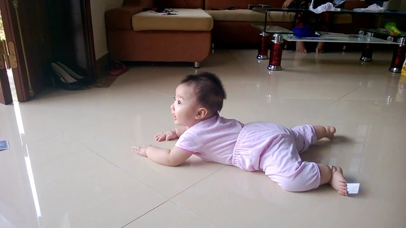 Khi nào mẹ cần quan tâm nếu trẻ chưa biết bò?