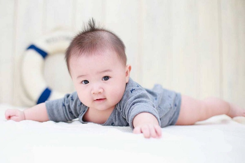 Thời gian nằm sấp đối với việc học ngồi của trẻ