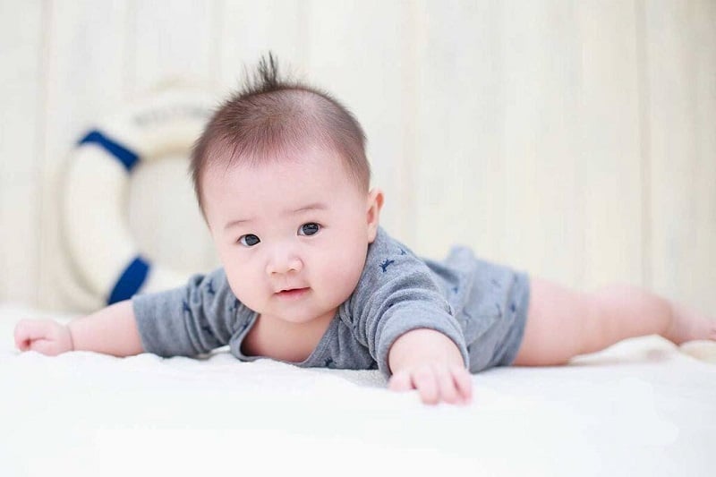 Thời gian nằm sấp đối với việc học ngồi của trẻ