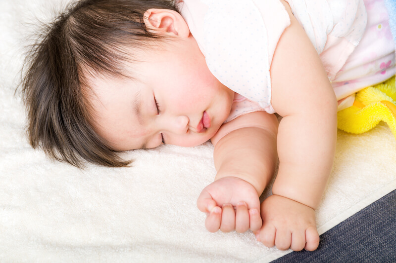 Trẻ sơ sinh ngủ hay giật mình: Nguyên nhân và cách khắc phục | Huggies