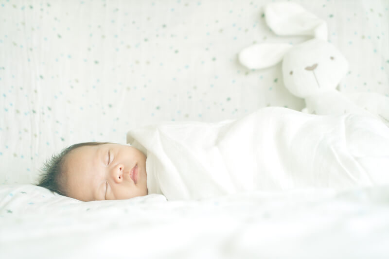 Trẻ sơ sinh ngủ bị giật mình
