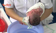 Phương pháp tắm và chăm sóc rốn bé