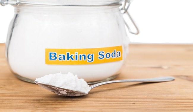 Dùng baking soda để tẩy vết máu kinh nguyệt trên quần áo.