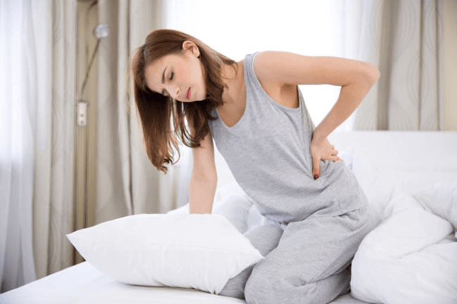 Chu kỳ kinh nguyệt ở phụ nữ thường xảy ra hàng tháng kèm theo triệu chứng đau lưng.