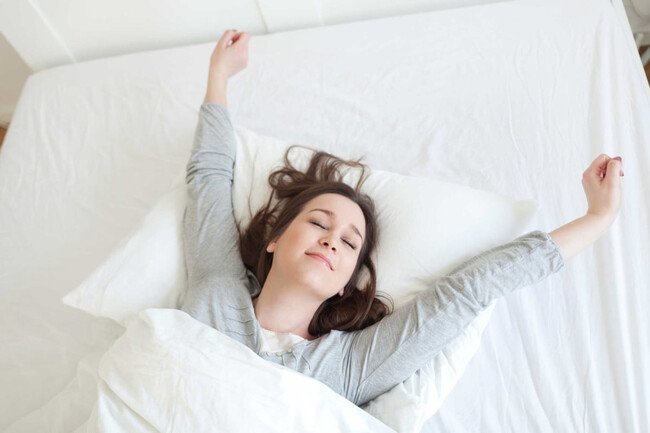 Bạn nữ nên nghỉ ngơi và ngủ đủ giấc vào những ngày hành kinh để giảm cơn đau bụng kinh và các triệu chứng khó chịu