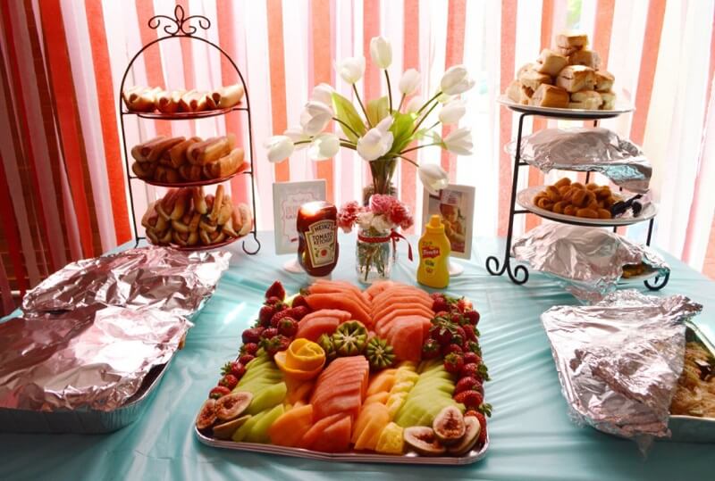 Tổ chức tiệc sinh nhật cho bé không thể nào thiết các món ăn như bánh ngọt, trái cây