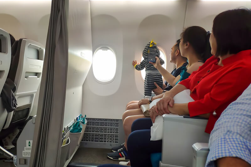 Kinh nghiệm cho trẻ sơ sinh đi máy bay không khóc – Huggies