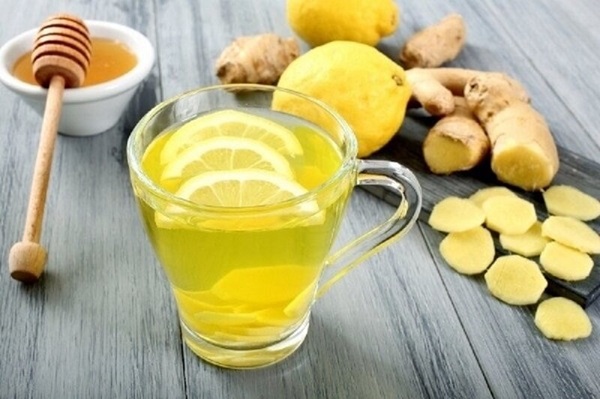 Mật ong và nước chanh giúp làm tan mỡ sau sinh
