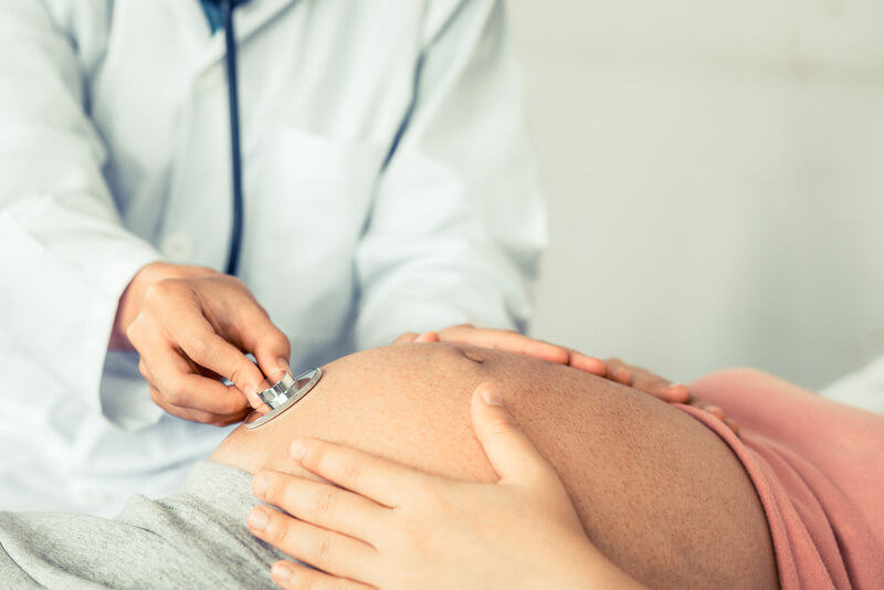 mẹ bầu đi khám thai và siêu âm thai