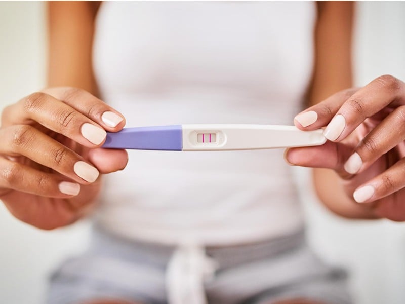 Sử dụng que thử thai để kiểm tra mẹ có mang thai không