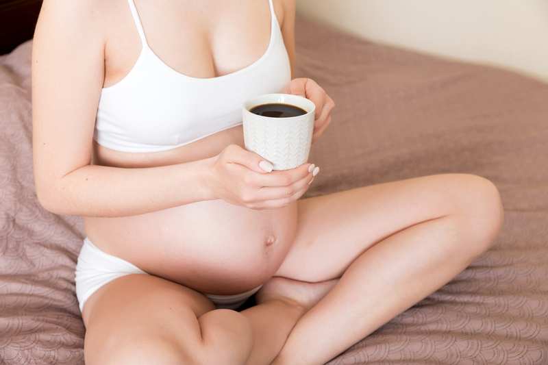 Việc tiêu thụ cafein nhiều trong thai kỳ cũng cần được hạn chế