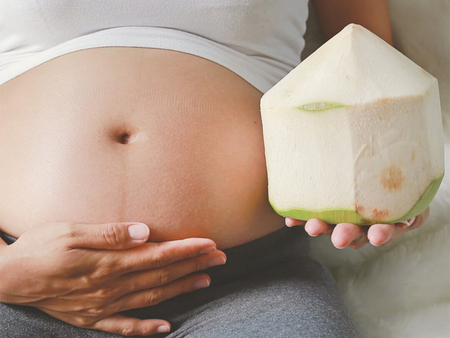 Nước dừa có ít calo giúp không gây tăng cân cho mẹ bầu