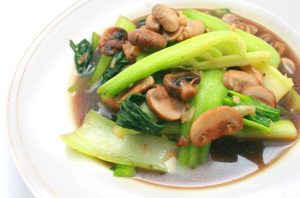 Cải thìa xào nấm đùi gà