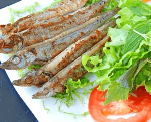 Món ăn cho bà bầu: Cá trứng nướng muối ớt