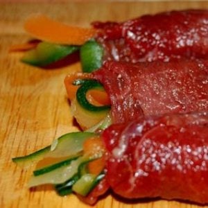 Món ăn cho trẻ: Thịt bò cuộn rau củ
