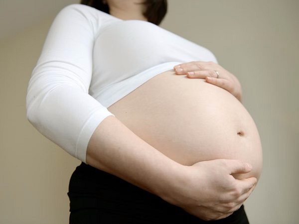 Thai phụ sắp sinh con so có biểu hiện tụt bụng