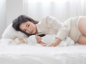 Mẹ bế trẻ sơ sinh