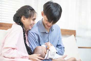 Mẹ bế trẻ sơ sinh