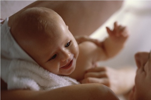 Sự phát triển của trẻ sơ sinh 1 tháng tuổi và cách chăm sóc bé 1 tháng
