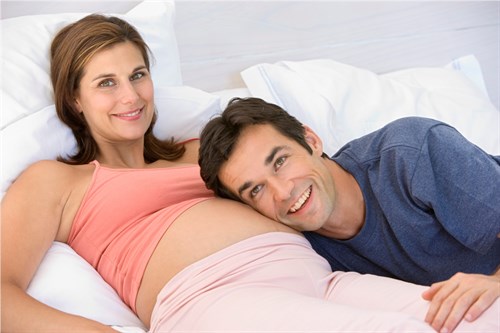 Chồng lắng nghe thai nhi trong bụng vợ