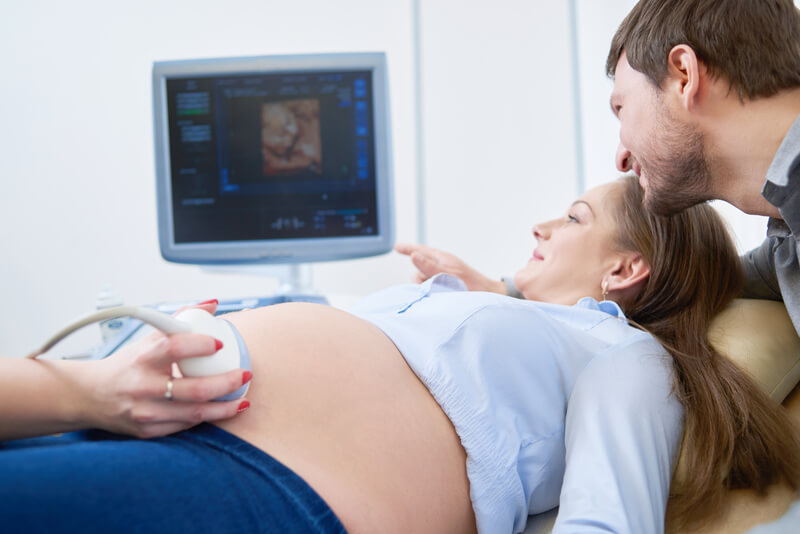 Mẹ bầu siêu âm để xác nhận mang song thai